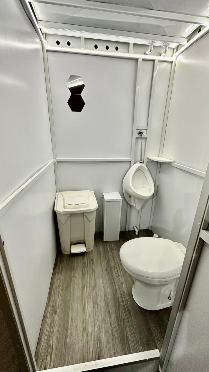 Interior do Toalete Móvel com vaso branco e acessórios
